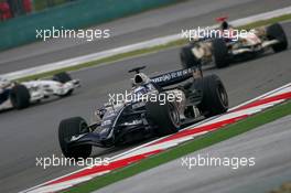 01.10.2006 Shanghai, China,  Nico Rosberg (GER), WilliamsF1 Team, FW28 Cosworth and Rubens Barrichello (BRA), Honda Racing F1 Team, RA106 - Formula 1 World Championship, Rd 16, Chinese Grand Prix, Sunday Race