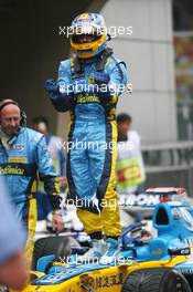 30.09.2006 Shanghai, China,  Fernando Alonso (ESP), Renault F1 Team, celebrates pole position - Formula 1 World Championship, Rd 16, Chinese Grand Prix, Saturday Qualifying