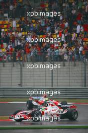 30.09.2006 Shanghai, China,  Sakon Yamamoto (JPN), Super Aguri F1 Team, SA06 and Ralf Schumacher (GER), Toyota Racing, TF106 - Formula 1 World Championship, Rd 16, Chinese Grand Prix, Saturday Qualifying
