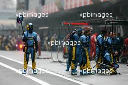 30.09.2006 Shanghai, China,  Renault F1 Team pit crew wait for a pitstop - Formula 1 World Championship, Rd 16, Chinese Grand Prix, Saturday Qualifying