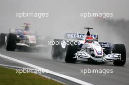 30.09.2006 Shanghai, China,  Robert Kubica (POL), BMW Sauber F1 Team, F1.06 leads Rubens Barrichello (BRA), Honda Racing F1 Team, RA106  - Formula 1 World Championship, Rd 16, Chinese Grand Prix, Saturday Qualifying