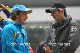 01.10.2006 Shanghai, China,  Fernando Alonso (ESP), Renault F1 Team talks with Pedro de la Rosa (ESP), McLaren Mercedes - Formula 1 World Championship, Rd 16, Chinese Grand Prix, Sunday