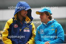 01.10.2006 Shanghai, China,  Jenson Button (GBR), Honda Racing F1 Team talks with Fernando Alonso (ESP), Renault F1 Team - Formula 1 World Championship, Rd 16, Chinese Grand Prix, Sunday