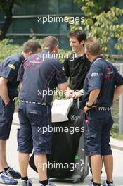 28.09.2006 Shanghai, China,  Mark Webber (AUS), Williams F1 Team, with Red Bull Racing team members - Formula 1 World Championship, Rd 16, Chinese Grand Prix, Thursday