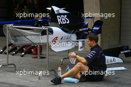 28.09.2006 Shanghai, China,  A Williams F1 team member applies Bank of China stickers to a sidepod - Formula 1 World Championship, Rd 16, Chinese Grand Prix, Thursday