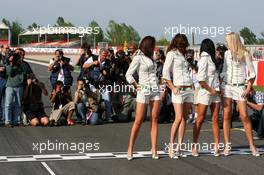 12.05.2006 Granollers, Spain,  Photographers photograph girls - Formula 1 World Championship, Rd 6, Spanish Grand Prix, Friday