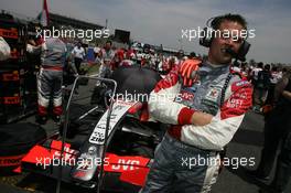 14.05.2006 Granollers, Spain,  Matt Grey (GBR), Christijan Albers' No.1 Mechanic - Formula 1 World Championship, Rd 6, Spanish Grand Prix, Sunday Pre-Race Grid