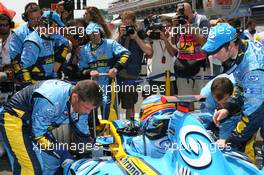 14.05.2006 Granollers, Spain,  Fernando Alonso (ESP), Renault F1 Team - Formula 1 World Championship, Rd 6, Spanish Grand Prix, Sunday Pre-Race Grid