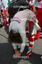 14.05.2006 Granollers, Spain,  Jarno Trulli (ITA), Toyota Racing streches on the grid - Formula 1 World Championship, Rd 6, Spanish Grand Prix, Sunday Pre-Race Grid