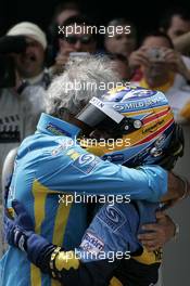 14.05.2006 Granollers, Spain,  Fernando Alonso (ESP), Renault F1 Team and Flavio Briatore (ITA), Renault F1 Team, Team Chief, Managing Director  - Formula 1 World Championship, Rd 6, Spanish Grand Prix, Sunday Podium
