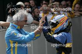 14.05.2006 Granollers, Spain,  Fernando Alonso (ESP), Renault F1 Team and Flavio Briatore (ITA), Renault F1 Team, Team Chief, Managing Director - Formula 1 World Championship, Rd 6, Spanish Grand Prix, Sunday Podium