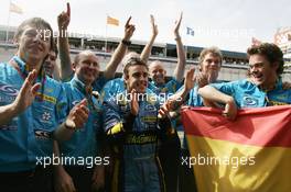 14.05.2006 Granollers, Spain,  Fernando Alonso (ESP), Renault F1 Team celebrates with the team - Formula 1 World Championship, Rd 6, Spanish Grand Prix, Sunday Podium
