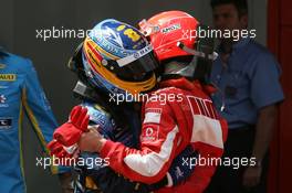 14.05.2006 Granollers, Spain,  Fernando Alonso (ESP), Renault F1 Team hugs Michael Schumacher (GER), Scuderia Ferrari - Formula 1 World Championship, Rd 6, Spanish Grand Prix, Sunday Podium