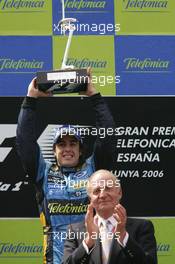 14.05.2006 Granollers, Spain,  Fernando Alonso (ESP), Renault F1 Team with Juan Carlos, King of Spain - Formula 1 World Championship, Rd 6, Spanish Grand Prix, Sunday Podium