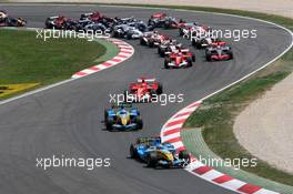 14.05.2006 Granollers, Spain,  Fernando Alonso (ESP), Renault F1 Team leads at the start of the race - Formula 1 World Championship, Rd 6, Spanish Grand Prix, Sunday Race