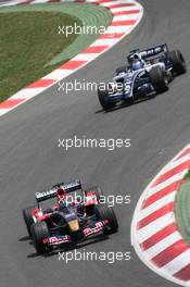 14.05.2006 Granollers, Spain,  Scott Speed (USA), Scuderia Toro Rosso, STR01 leads Nico Rosberg (GER), WilliamsF1 Team, FW28 Cosworth - Formula 1 World Championship, Rd 6, Spanish Grand Prix, Sunday Race