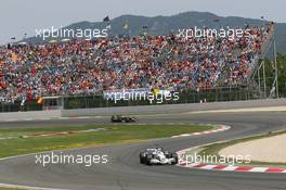 14.05.2006 Granollers, Spain,  Jacques Villeneuve (CDN), BMW Sauber F1 Team, F1.06 leads David Coulthard (GBR), Red Bull Racing, RB2 - Formula 1 World Championship, Rd 6, Spanish Grand Prix, Sunday Race