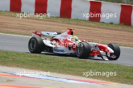 14.05.2006 Granollers, Spain,  Ralf Schumacher (GER), Toyota Racing, loses his front wing in an accident with his team-mate Jarno Trulli (ITA), Toyota Racing  - Formula 1 World Championship, Rd 6, Spanish Grand Prix, Sunday Race