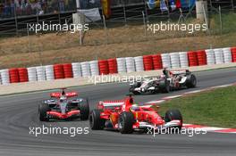 14.05.2006 Granollers, Spain,  Felipe Massa (BRA), Scuderia Ferrari leads Kimi Raikkonen (FIN), Räikkönen, McLaren Mercedes - Formula 1 World Championship, Rd 6, Spanish Grand Prix, Sunday Race