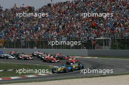 14.05.2006 Granollers, Spain,  Fernando Alonso (ESP), Renault F1 Team, R26 leads the start of the race - Formula 1 World Championship, Rd 6, Spanish Grand Prix, Sunday Race