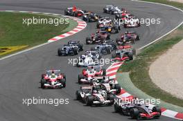 14.05.2006 Granollers, Spain,  Kimi Raikkonen (FIN), Räikkönen, McLaren Mercedes at the start of the race - Formula 1 World Championship, Rd 6, Spanish Grand Prix, Sunday Race