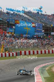 14.05.2006 Granollers, Spain,  Fernando Alonso (ESP), Renault F1 Team, R26 in front of his fans - Formula 1 World Championship, Rd 6, Spanish Grand Prix, Sunday Race
