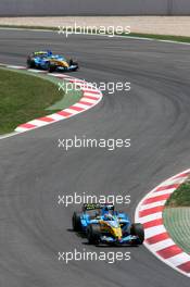 14.05.2006 Granollers, Spain,  Fernando Alonso (ESP), Renault F1 Team leads Giancarlo Fisichella (ITA), Renault F1 Team - Formula 1 World Championship, Rd 6, Spanish Grand Prix, Sunday Race