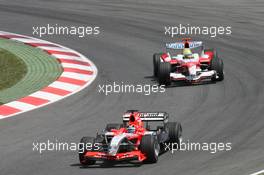 14.05.2006 Granollers, Spain,  Christijan Albers (NED), Midland MF1 Racing, Toyota M16 leads Ralf Schumacher (GER), Toyota Racing, TF106 - Formula 1 World Championship, Rd 6, Spanish Grand Prix, Sunday Race