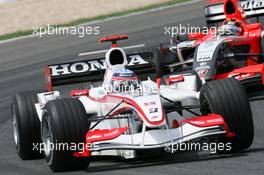 14.05.2006 Granollers, Spain,  Takuma Sato (JPN), Super Aguri F1, SA05 leads Christijan Albers (NED), Midland MF1 Racing, Toyota M16 - Formula 1 World Championship, Rd 6, Spanish Grand Prix, Sunday Race