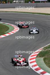 14.05.2006 Granollers, Spain,  Ralf Schumacher (GER), Toyota Racing leads Nick Heidfeld (GER), BMW Sauber F1 Team - Formula 1 World Championship, Rd 6, Spanish Grand Prix, Sunday Race