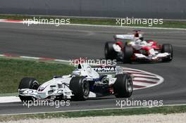 14.05.2006 Granollers, Spain,  Nick Heidfeld (GER), BMW Sauber F1 Team, F1.06 leads Jarno Trulli (ITA), Toyota Racing, TF106 - Formula 1 World Championship, Rd 6, Spanish Grand Prix, Sunday Race