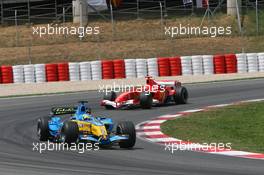 14.05.2006 Granollers, Spain,  Giancarlo Fisichella (ITA), Renault F1 Team leads Michael Schumacher (GER), Scuderia Ferrari - Formula 1 World Championship, Rd 6, Spanish Grand Prix, Sunday Race