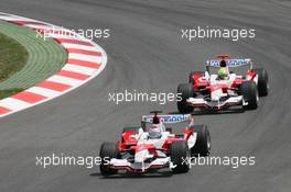 14.05.2006 Granollers, Spain,  Jarno Trulli (ITA), Toyota Racing, TF106 leads Ralf Schumacher (GER), Toyota Racing, TF106 - Formula 1 World Championship, Rd 6, Spanish Grand Prix, Sunday Race