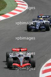 14.05.2006 Granollers, Spain,  Juan-Pablo Montoya (COL), Juan Pablo, McLaren Mercedes, MP4-21 leads Mark Webber (AUS), Williams F1 Team, FW28 Cosworth - Formula 1 World Championship, Rd 6, Spanish Grand Prix, Sunday Race