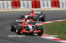 14.05.2006 Granollers, Spain,  Christijan Albers (NED), Midland MF1 Racing leads Tiago Monteiro (POR), Midland MF1 Racing - Formula 1 World Championship, Rd 6, Spanish Grand Prix, Sunday Race