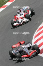 14.05.2006 Granollers, Spain,  Kimi Raikkonen (FIN), Räikkönen, McLaren Mercedes, MP4-21 leads Jarno Trulli (ITA), Toyota Racing, TF106 - Formula 1 World Championship, Rd 6, Spanish Grand Prix, Sunday Race