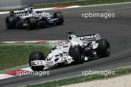 14.05.2006 Granollers, Spain,  Jacques Villeneuve (CDN), BMW Sauber F1 Team, F1.06 leads Nico Rosberg (GER), WilliamsF1 Team, FW28 Cosworth - Formula 1 World Championship, Rd 6, Spanish Grand Prix, Sunday Race