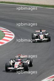 14.05.2006 Granollers, Spain,  Rubens Barrichello (BRA), Honda Racing F1 Team, RA106  leads Jenson Button (GBR), Honda Racing F1 Team, RA106 - Formula 1 World Championship, Rd 6, Spanish Grand Prix, Sunday Race
