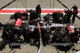 14.05.2006 Granollers, Spain,  Kimi Raikkonen (FIN), Räikkönen, McLaren Mercedes, MP4-21 pit stop - Formula 1 World Championship, Rd 6, Spanish Grand Prix, Sunday Race