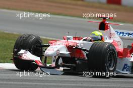 14.05.2006 Granollers, Spain,  Ralf Schumacher (GER), Toyota Racing, loses his front wing in an accident with his team-mate Jarno Trulli (ITA), Toyota Racing  - Formula 1 World Championship, Rd 6, Spanish Grand Prix, Sunday Race
