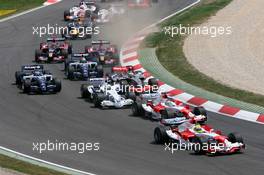 14.05.2006 Granollers, Spain,  Ralf Schumacher (GER), Toyota Racing at the start of the race - Formula 1 World Championship, Rd 6, Spanish Grand Prix, Sunday Race