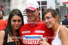 13.05.2006 Granollers, Spain,  Ralf Schumacher (GER), Toyota Racing, with girls in the paddock - Formula 1 World Championship, Rd 6, Spanish Grand Prix, Saturday