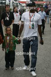 13.05.2006 Granollers, Spain,  Samuel Eto'o Barcelona FC player, with his son in the Formula 1 paddock - Formula 1 World Championship, Rd 6, Spanish Grand Prix, Saturday