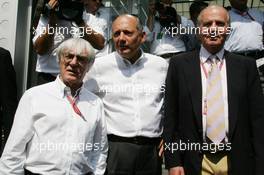 14.05.2006 Granollers, Spain,  Bernie Ecclestone (GBR), Ron Dennis (GBR), McLaren, Team Principal, Chairman, Juan Carlos I, King of Spain  - Formula 1 World Championship, Rd 6, Spanish Grand Prix, Sunday
