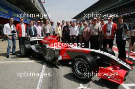14.05.2006 Granollers, Spain,  Midland guests in the pit lane - Formula 1 World Championship, Rd 6, Spanish Grand Prix, Sunday