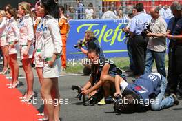 14.05.2006 Granollers, Spain,  Photographers & the Movistar Girls - Formula 1 World Championship, Rd 6, Spanish Grand Prix, Sunday