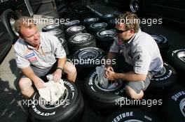 14.05.2006 Granollers, Spain,  Mechanics prepare their tyres - Formula 1 World Championship, Rd 6, Spanish Grand Prix, Sunday