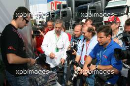 11.05.2006 Granolles, Spain,  Tiago Monteiro (PRT), Midland MF1 Racing gives out his t-shirts - Formula 1 World Championship, Rd 6, Spanish Grand Prix, Thursday