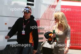 11.05.2006 Granolles, Spain,  Christijan Albers (NED), Midland MF1 Racing & Girlfriend Liselore Kooijman (NED) - Formula 1 World Championship, Rd 6, Spanish Grand Prix, Thursday