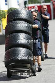 11.05.2006 Granolles, Spain,  Toro Rosso mechanics with Michelin tyres - Formula 1 World Championship, Rd 6, Spanish Grand Prix, Thursday